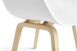 HAY About A Chair AAC22, Lacquered Oak - White -Hay 255792 AAC 22 white shell wb lacquer oak detail 01