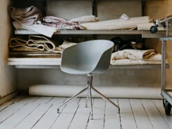 HAY About A Chair AAC20, Black 5 HAY About A Chair AAC20, Black -Hay AAC20 Alu Base dusty blue catalogue