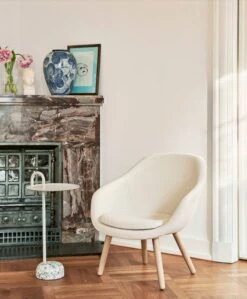 HAY Bowler Side Table, Cream White -Hay AAL 82 Lounge matt lacquered oak Olavi by HAY 01 Bowler cream white Colour Vase