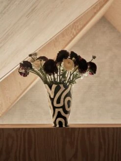 HAY Jessica Hans Shadow Vase, Black - White -Hay Jessica Hans Shadow Vase black and white 01