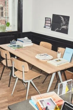 HAY Result Chair, Black - Lacquered Oak 11 HAY Result Chair, Black - Lacquered Oak -Hay Pyramid Table 02 beige frame matt lacquered oak Result Chair wb lacquer oak seat black base Result Chair wb lacquer oak seat beige base