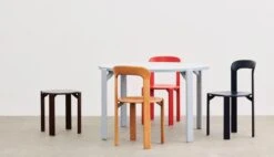 HAY Rey Chair, Scarlet Red 10 HAY Rey Chair, Scarlet Red -Hay Rey Table gull laminate slate blue wb lacquer beech Rey Stool umber brown wb lacquer beech Rey Chair golden wb lacquer beech