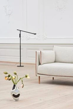 HAY Fifty-Fifty Floor Lamp, Black -Hay Silhouette Sofa 2 seater Uph Coda 100 Fifty Fifty Floor Lamp soft black Jessica Hans Vase Glossy Cow 1
