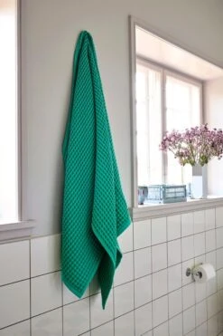 HAY Waffle Bath Towel, Emerald Green 10 HAY Waffle Bath Towel, Emerald Green -Hay Waffle Bath Towel aqua Arcs Vase mirror HAY Colour Crate dusty blue