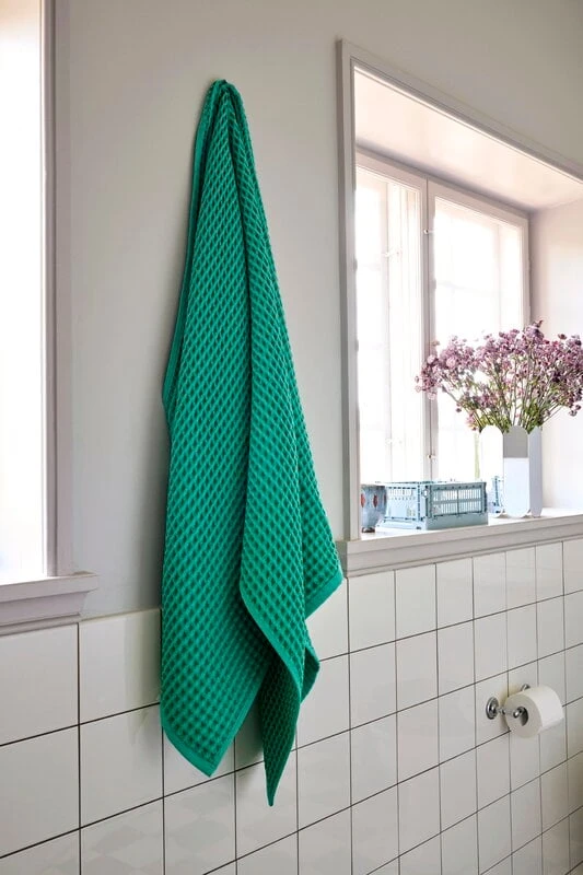 HAY Waffle Bath Towel, Emerald Green 5 HAY Waffle Bath Towel, Emerald Green - Image 5